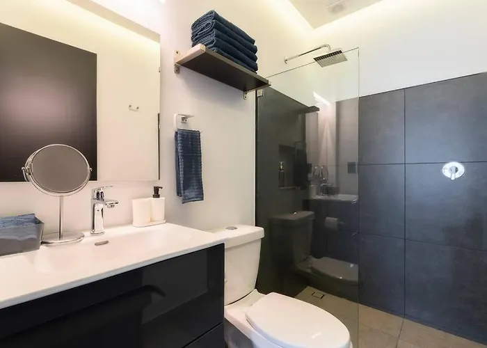 P402 Private Balcony 3bdrm 2bth Ac Rooftop Apartment *